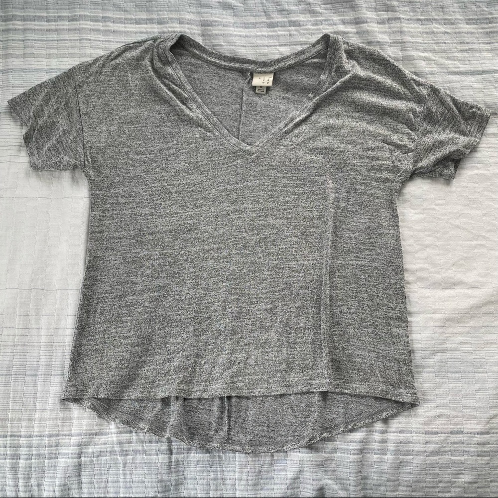 🚨LAST CHANCE: 5/$25🎉 V neck tee